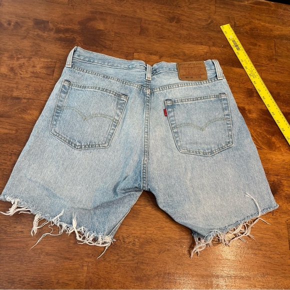 Vintage Levi’s cutoff Light Blue Distressed Denim Shorts 501 ‘93 size 34 7” - Picture 4 of 12